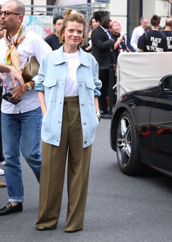 Les deux tourtereaux étaient ce dimanche 6 juillet 2025 au défilé de la maison Celine, le premier dirigé par Michael Rider.

Mélanie Thierry au défilé AMI "Collection Homme Prêt-à-Porter Printemps/Eté 2026" lors de la Fashion Week de Paris, le 25 juin 2025

© Denis Guignebourg / Bestimage