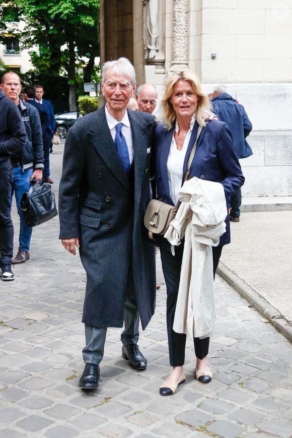 Jean-Claude Narcy et sa femme Alice Bertheaume à la sortie des obsèques du journaliste Daniel Bilalian en l'église Saint-Pierre de Neuilly-sur-Seine, FRance, le 22 mai 2025. © Clovis-Ouahcene/Bestimage