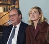 Elle est l'épouse de François Hollande.

François Hollande et sa femme Julie Gayet assistent au match opposant C. Alcaraz à S. Tsitsipas lors des Internationaux de France de tennis de Roland Garros 2024 à Paris le 4 juin 2024. © Jacovides-Moreau/Bestimage