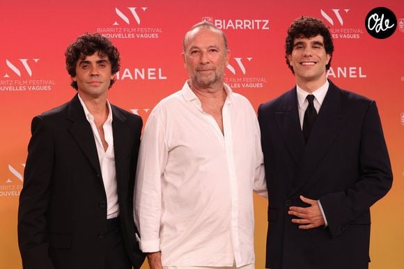 Jérôme Pulis Etchevers avec Javier Ambrossi et Javier Calvo au théâtre La Gare du Midi à Biarritz dans le cadre du Biarritz Film Festival - Nouvelles Vagues le 25 juin 2026.

© Jean-Marc Lhomer / Bestimage