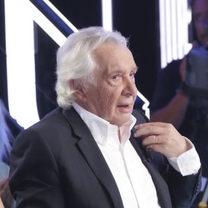 Encore remonté contre elle, il a remis une pièce : Je me moque de Sandrine Rousseau, parce qu’elle m’énerve particulièrement."

Michel Sardou sur le plateau de l'émission Touche pas à mon poste (TPMP) présentée en direct par C.Hanouna et diffusée sur C8 le 29 août 2022.

© Jack Tribeca / Bestimage