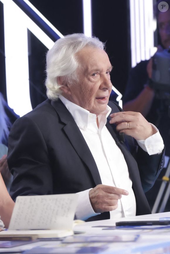 Encore remonté contre elle, il a remis une pièce : Je me moque de Sandrine Rousseau, parce qu’elle m’énerve particulièrement."

Michel Sardou sur le plateau de l'émission Touche pas à mon poste (TPMP) présentée en direct par C.Hanouna et diffusée sur C8 le 29 août 2022.

© Jack Tribeca / Bestimage