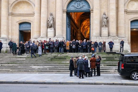 Sortie des obsèques de Catherine Laborde en l’église Saint-Roch à Paris, le 6 février 2025. Décédée le 28 janvier 2025 à l'âge de 73 ans, l'ancienne présentatrice météo de TF1 (1988 - 2017) était atteinte de la maladie neurodégénérative à corps de Lewy. 
© Jacovides - Moreau / Bestimage
