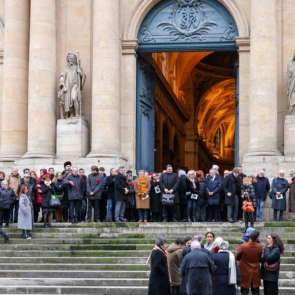 Sortie des obsèques de Catherine Laborde en l’église Saint-Roch à Paris, le 6 février 2025. Décédée le 28 janvier 2025 à l'âge de 73 ans, l'ancienne présentatrice météo de TF1 (1988 - 2017) était atteinte de la maladie neurodégénérative à corps de Lewy. 
© Jacovides - Moreau / Bestimage