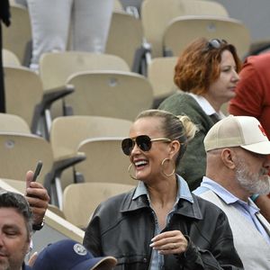 Laeticia Hallyday avec son compagnon Frédéric Suant et Philippe Etchebest dans les tribunes lors des Internationaux de France de Tennis de Roland Garros 2025, à Paris, France, le 26 mai 2025. © Chryslene Caillaud/PsnewZ/Bestimage