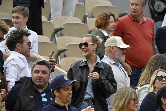 Laeticia Hallyday avec son compagnon Frédéric Suant et Philippe Etchebest dans les tribunes lors des Internationaux de France de Tennis de Roland Garros 2025, à Paris, France, le 26 mai 2025. © Chryslene Caillaud/PsnewZ/Bestimage