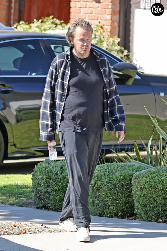 Exclusif - Prix Spécial  - Matthew Perry se promène dans son quartier de Los Angeles, le 12 mai 2022. Dans ses mémoires, "Friends, Lovers And The Big Terrible Thing", à paraître en novembre 2022 aux Etats-Unis, la star de 52 ans, révélée par la série "Friends", abordera ses problèmes médicaux, ses addictions et sa vie sentimentale mouvementée. Photo : Coleman-Rayner / Bestimage