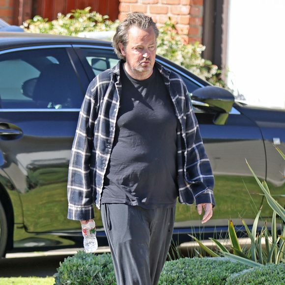 Exclusif - Prix Spécial  - Matthew Perry se promène dans son quartier de Los Angeles, le 12 mai 2022. Dans ses mémoires, "Friends, Lovers And The Big Terrible Thing", à paraître en novembre 2022 aux Etats-Unis, la star de 52 ans, révélée par la série "Friends", abordera ses problèmes médicaux, ses addictions et sa vie sentimentale mouvementée. Photo : Coleman-Rayner / Bestimage