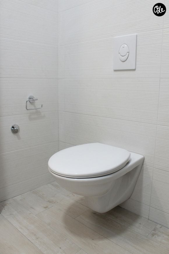 Pourquoi est-ce important de mettre du bicarbonate de soude autour des toilettes ?