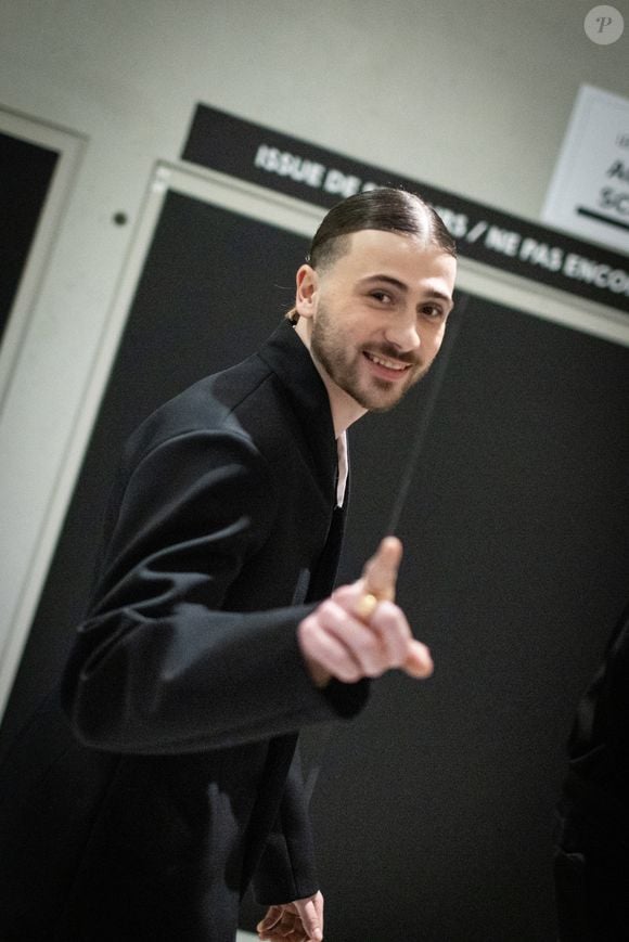 Entre l’annonce de la sortie de l’album live de sa tournée en DVD et vinyle et une pause assumée dans sa carrière, Pierre Garnier semble entrer dans une nouvelle ère capillaire.

Exclusif - Pierre Garnier - Backstage de la cérémonie des 41èmes Victoires de la Musique à la Seine Musicale à Boulogne-Billancourt le 13 février 2026.
© Jacovides / Moreau / Bestimage
