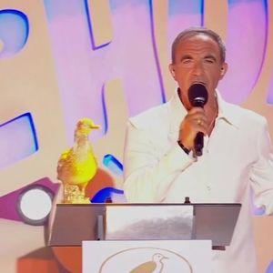 L’humoriste a reçu le prix du « meilleur Comedy Club » des mains de Nikos Aliagas.
Nikos Aliagas lors de la troisième édition du Festival "L'humour à la plage" diffusée sur TF1 jeudi 27 août 2026.
Capture d'écran TF1 "L'humour à la plage"