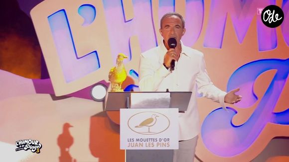 L’humoriste a reçu le prix du « meilleur Comedy Club » des mains de Nikos Aliagas.

Nikos Aliagas lors de la troisième édition du Festival "L'humour à la plage" diffusée sur TF1 jeudi 27 août 2026.

Capture d'écran TF1 "L'humour à la plage"