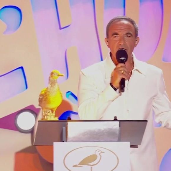 L’humoriste a reçu le prix du « meilleur Comedy Club » des mains de Nikos Aliagas.

Nikos Aliagas lors de la troisième édition du Festival "L'humour à la plage" diffusée sur TF1 jeudi 27 août 2026.

Capture d'écran TF1 "L'humour à la plage"
