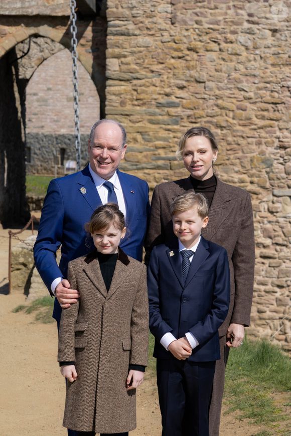 Le prince Albert II de Monaco, La princesse Charlène de Monaco, La princesse Gabriella de Monaco, comtesse de Carladès, Le prince Jacques de Monaco, marquis des Baux lors d'une visite au Fort la Latte, Château de La Roche Goyon à Plévenon le 9 avril 2025. Le donjon fut érigé vers 1350 par Etienne III de Goyon, seigneur de Matignon

© Olivier Huitel / Pool / Bestimage