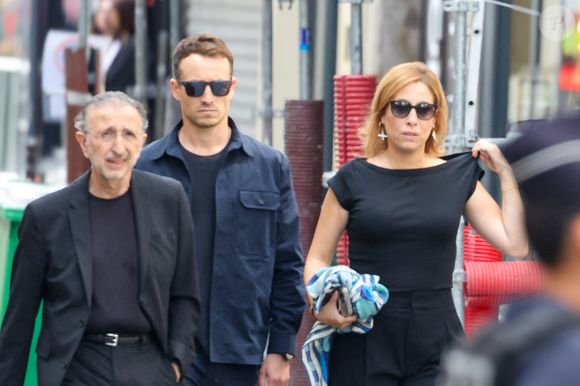 En raison : un litige de droit d'auteur survenu après un numéro de "Quelle époque !".

Léa Salamé et Hugo Clément - Arrivées aux obsèques de Thierry Ardisson en l’église Saint-Roch de Paris, France, le 17 juillet 2025. © Clovis-Jacovides/Bestimage