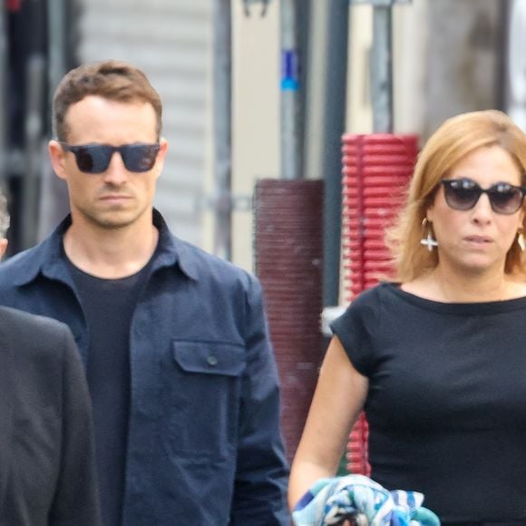 En raison : un litige de droit d'auteur survenu après un numéro de "Quelle époque !".

Léa Salamé et Hugo Clément - Arrivées aux obsèques de Thierry Ardisson en l’église Saint-Roch de Paris, France, le 17 juillet 2025. © Clovis-Jacovides/Bestimage