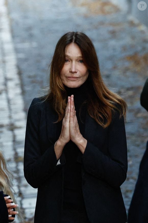 Carla Bruni - La famille et les soutiens de Nicolas Sarkozy se sont réunis devant son domicile le jour de son incarcération à la prison de la Santé à Paris le 21 octobre 2025.

Moreau / Jacovides / Bestimage