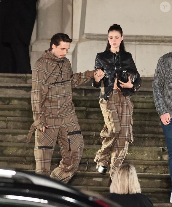Brooklyn Beckham et sa femme Nicola Peltz à la sortie du défilé Burberry lors de la Fashion Week de Londres (LFW), Royaume Uni, le 24 février 2025.