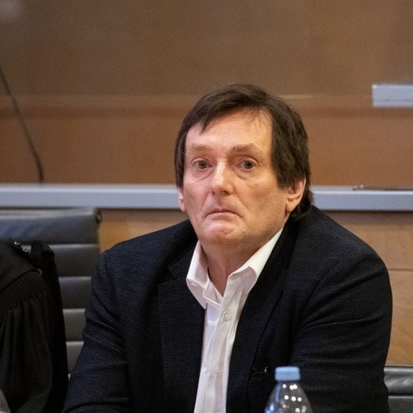 Pierre Palmade a été condamné par le tribunal correctionnel de Melun à cinq ans de prison, dont deux ans ferme, pour l'accident de la route qu'il a causé, alors qu'il était sous l'emprise de stupéfiants, en Seine-et-Marne.

L'acteur et humoriste français Pierre Palmade lors de son procès au tribunal de Melun, au sud de Paris.