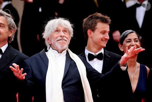 avec l'équipe du film

Pierre Richard, Timi-Joy Marbot - Montée des marches du film « La venue de l’avenir » lors du 78ème Festival International du Film de Cannes, au Palais des Festivals à Cannes. Le 22 mai 2025
© Jacovides-Moreau / Bestimage