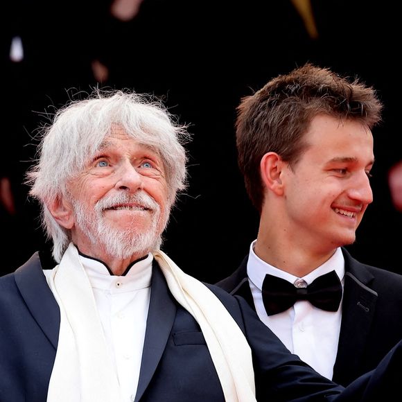 avec l'équipe du film

Pierre Richard, Timi-Joy Marbot - Montée des marches du film « La venue de l’avenir » lors du 78ème Festival International du Film de Cannes, au Palais des Festivals à Cannes. Le 22 mai 2025
© Jacovides-Moreau / Bestimage