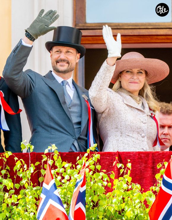 Le prince héritier Haakon et la princesse héritière Mette-Marit sont aperçus au balcon du Palais royal lors des célébrations de la fête nationale à Oslo, en Norvège.

Backgrid USA / Bestimage