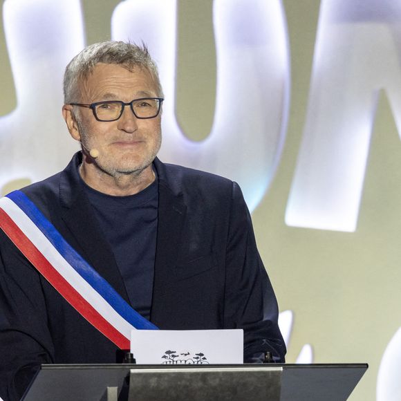 Sa décision de taire l'épisode n'a rien d'un hasard. "Je fais partie des privilégiés", a-t-il confié.

Laurent Ruquier durant l'enregistrement de la seconde soirée de "L'humour à la plage" pour la 3eme édition du festival de Juan les Pins à la pinède Gould le 27 juin 2026.  © Jack Tribeca/Bestimage | 00761639