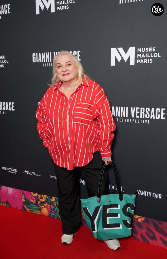 Elle a expliqué avoir eu recours à une rhinoplastie à cause d'une remarque d'une maquilleuse sur son profil.

Josiane Balasko - Personnalités à la première grande rétrospective française consacrée à Gianni Versace au Musée Maillol à Paris le 4 juin 2026.

© Anne-Sophie Guebey / Bestimage