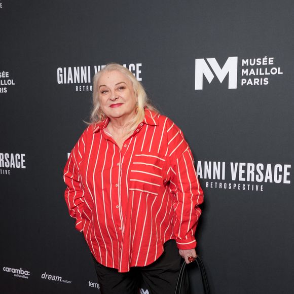 Elle a expliqué avoir eu recours à une rhinoplastie à cause d'une remarque d'une maquilleuse sur son profil.

Josiane Balasko - Personnalités à la première grande rétrospective française consacrée à Gianni Versace au Musée Maillol à Paris le 4 juin 2026.

© Anne-Sophie Guebey / Bestimage