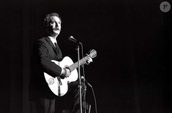 Archives - Georges Brassens sur la scene de Bobino. En 1969. AGENCE / BESTIMAGE