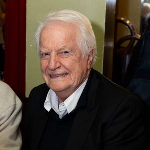 avant d’ajouter qu’il avait également déjà pu prêter main-forte à d’autres proches que ses enfants.

André Dussollier lors de la cérémonie d'intronisation de A.Dussollier et C.Frot à l'académie Alphonse Allais au cabaret La Crémaillère 1900 à Paris le 26 janvier 2026 © Tiphaine Praud-Lebely / Bestimage