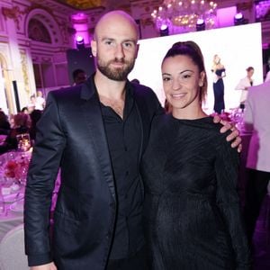 Denitsa Ikonomova (enceinte) et son compagnon François Alu - Photocall du 5ème gala de charité de l'association "Les Bonnes Fées" à l'occasion de la campagne mondiale "Octobre Rose" à l'hôtel Peninsula, Paris le 3 octobre 2024.© Rachid Bellak/Bestimage