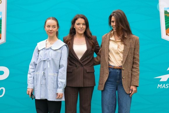Charlotte Casiraghi et sa demi-sœur Alexandra de Hanovre ont notamment fait une apparition remarquée, misant sur des looks printaniers et décontractés.

Mélanie-Antoinette de Massy, Charlotte Casiraghi et la princesse Alexandra de Hanovre lors de la sixième journée du Rolex Monte-Carlo Masters au Monte-Carlo Country Club de Monaco. 10 avril 2026 © Claudia Albuquerque/Bestimage