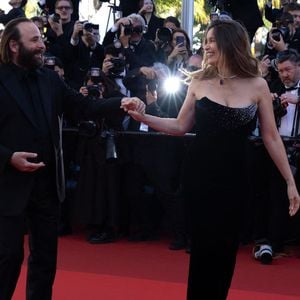 Radieuse et très complice avec Vincent Macaigne, elle s’est prêtée à quelques instants de légèreté sur le tapis rouge. 

Vincent Macaigne et Laetitia Casta - Montée des marches du film « Karma » lors du 79ème Festival International du Film de Cannes, le 15 mai 2026. © Olivier Borde / Bestimage