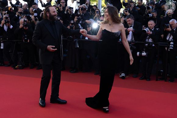 Radieuse et très complice avec Vincent Macaigne, elle s’est prêtée à quelques instants de légèreté sur le tapis rouge. 

Vincent Macaigne et Laetitia Casta - Montée des marches du film « Karma » lors du 79ème Festival International du Film de Cannes, le 15 mai 2026. © Olivier Borde / Bestimage