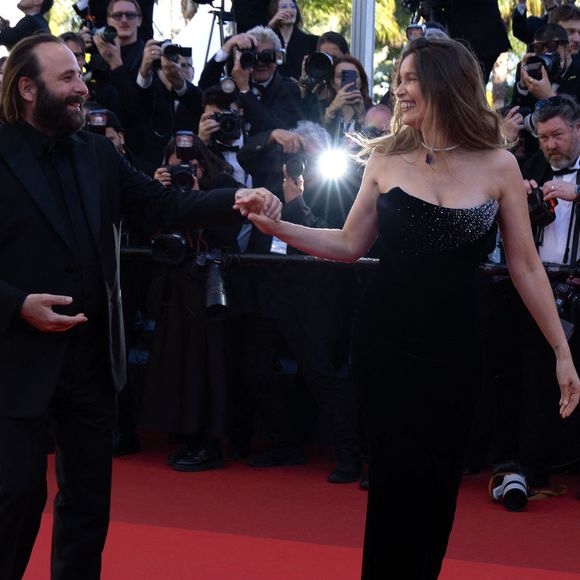 Radieuse et très complice avec Vincent Macaigne, elle s’est prêtée à quelques instants de légèreté sur le tapis rouge. 

Vincent Macaigne et Laetitia Casta - Montée des marches du film « Karma » lors du 79ème Festival International du Film de Cannes, le 15 mai 2026. © Olivier Borde / Bestimage