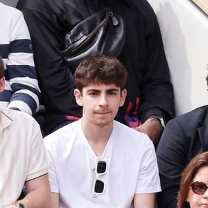 Patrick Bruel et ses fils Oscar et Léon dans les tribunes lors des Internationaux de France de Tennis de Roland Garros 2025. Paris, le 1er Juin 2025. © Dominique Jacovides/Bestimage