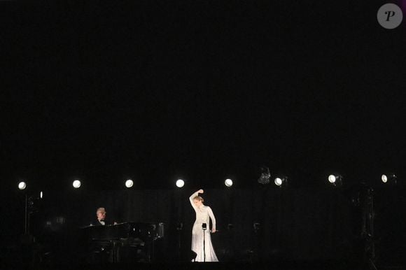 Céline Dion chante au sommet du premier étage de la Tour Eiffel lors de la cérémonie d'ouverture des Jeux olympiques d'été de Paris 2024 à Paris, France, le 26 juillet 2024. Photo by Sven Hoppe/DPA/ABACAPRESS.COM