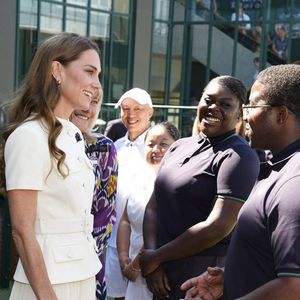 La princesse de Galles rencontre Shaniah Williams et Jefferson Iweh alors qu'elle arrive pour assister à la finale du simple dames lors de la treizième journée des championnats de Wimbledon 2025 au All England Lawn Tennis and Croquet Club, à Londres. Date de la photo : samedi 12 juillet 2025. Photo Jordan Pettitt/PA Wire