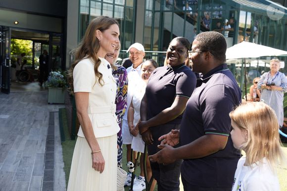 La princesse de Galles rencontre Shaniah Williams et Jefferson Iweh alors qu'elle arrive pour assister à la finale du simple dames lors de la treizième journée des championnats de Wimbledon 2025 au All England Lawn Tennis and Croquet Club, à Londres. Date de la photo : samedi 12 juillet 2025. Photo Jordan Pettitt/PA Wire