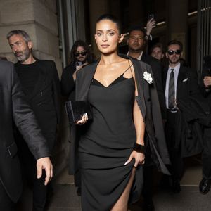 Kylie Jenner à la sortie du défilé Tom Ford Collection Femme Prêt-à-Porter Printemps/Eté 2026 lors de la Fashion Week de Paris (PFW), Place Vendôme, à Paris, France, le 1er octobre 2025. © Pierre Perusseau/Bestimage