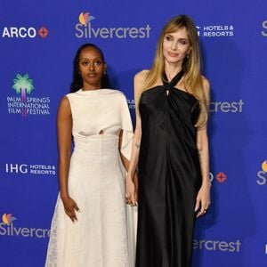 (de gauche à droite) Zahara Marley Jolie et Angelina Jolie assistent à la 36e édition du Festival international du film de Palm Springs au Palm Springs Convention Center le 3 janvier 2025 à Palm Springs, Californie.