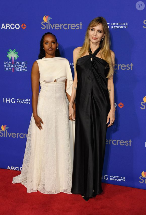 (de gauche à droite) Zahara Marley Jolie et Angelina Jolie assistent à la 36e édition du Festival international du film de Palm Springs au Palm Springs Convention Center le 3 janvier 2025 à Palm Springs, Californie.