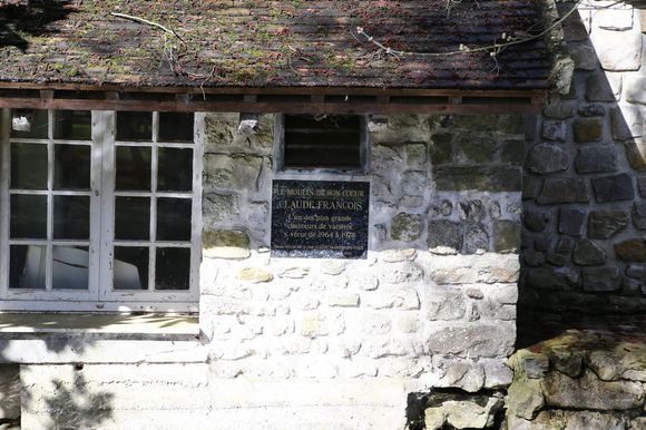 Rassemblement pour les 40 ans de la mort de Claude François à l'église de Dannemois et au cimetière puis visite du moulin ou il habitait le 11 mars 2018.  © Agence/Bestimage