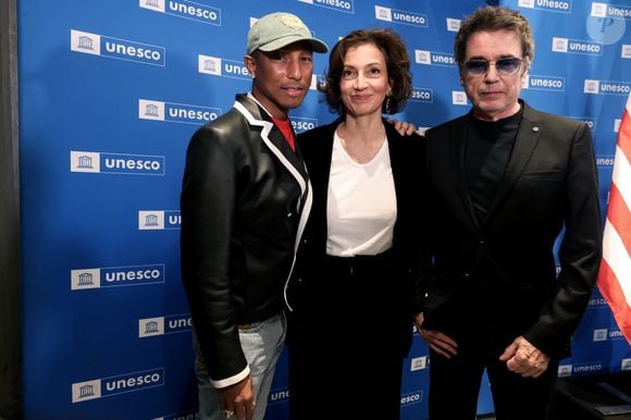 Jean-Michel Jarre était présent

Pharrell Williams, Audrey Azoulay et Jean-Michel Jarre - Le rappeur, producteur et créateur de mode américain Pharrell Williams reçoit un diplôme de la directrice générale de l'UNESCO A.Azoulay en tant qu'Ambassadeur de bonne volonté de l'UNESCO pour les arts, l'éducation et l'entreprenariat, au siège de l'UNESCO, à Paris, le 17 décembre 2024. 
© Stéphane Lemouton / Bestimage