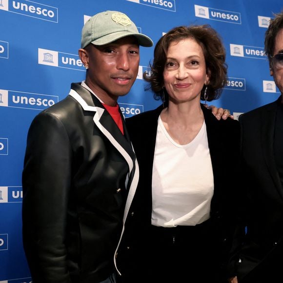 Jean-Michel Jarre était présent

Pharrell Williams, Audrey Azoulay et Jean-Michel Jarre - Le rappeur, producteur et créateur de mode américain Pharrell Williams reçoit un diplôme de la directrice générale de l'UNESCO A.Azoulay en tant qu'Ambassadeur de bonne volonté de l'UNESCO pour les arts, l'éducation et l'entreprenariat, au siège de l'UNESCO, à Paris, le 17 décembre 2024. 
© Stéphane Lemouton / Bestimage