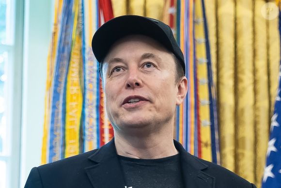Elon Musk, PDG de Tesla, SpaceX et X (anciennement Twitter) et administrateur du Department of Government Efficiency (DOGE), s’exprime lors d’une conférence de presse avec le président des États-Unis Donald J. Trump dans le Bureau ovale de la Maison-Blanche à Washington, DC.

Backgrid USA / Bestimage

Pictured: Elon Musk