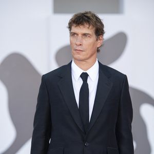 Le papa de Gina n’est autre que Cédric Jimenez, à qui l’on doit notamment "BAC Nord" (2020) et "Novembre" (2022), et qui travaille actuellement sur le biopic de Johnny Hallyday attendu pour 2027.

Cedric Jimenez lors de la cérémonie de clôture du 82ème Festival International du Film de Venise (La Mostra), Italie, le 6 septembre 2025. © SGP/Bestimage