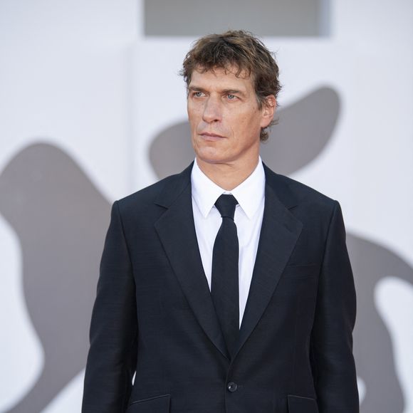 Le papa de Gina n’est autre que Cédric Jimenez, à qui l’on doit notamment "BAC Nord" (2020) et "Novembre" (2022), et qui travaille actuellement sur le biopic de Johnny Hallyday attendu pour 2027.

Cedric Jimenez lors de la cérémonie de clôture du 82ème Festival International du Film de Venise (La Mostra), Italie, le 6 septembre 2025. © SGP/Bestimage