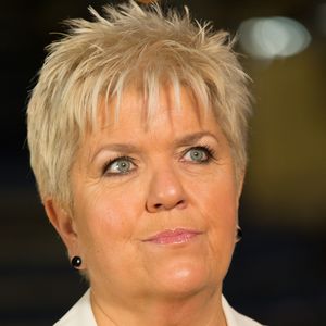 L'actrice a été contrainte d'utiliser un scooter électrique pour se déplacer sur scène

Exclusif - Mimie Mathy - Backstage de l'enregistrement de l'émission "La télé chante pour le Sidaction" aux Folies Bergère à Paris. L'émission sera diffusée sur France 2 le 28 mars.
Crédit : Gorassini-Moreau/Bestimage